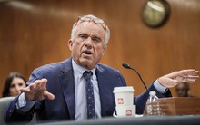 Căng thẳng bùng nổ: Bộ trưởng Y tế Mỹ cáo buộc bác sĩ nhi khoa nhận tiền từ hãng dược để ủng hộ tiêm vaccine Covid cho trẻ em