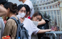 Cảnh tượng hiếm thấy: Nhà hát Lớn Hà Nội ken đặc dòng người, nhiều bạn trẻ xếp hàng từ 21h tối qua để nhận vé concert