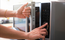 Đóng hay mở cửa lò vi sóng sau khi dùng xong? Thì ra bấy lâu rất nhiều người hiểu sai