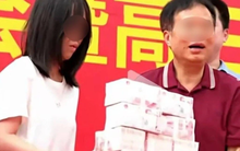 Tặng cả "núi tiền" cho học sinh đỗ đại học điểm cao, 1 trường quốc tế bị chỉ trích