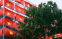 "Bức tường" cờ đỏ sao vàng đang hot nhất hiện tại: Ngay trung tâm Hà Nội, thu hút dân tình đến check-in