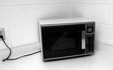 Lò vi sóng dùng xong nên rút phích cắm điện không: Lâu nay nhiều người làm sai mà không biết