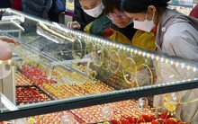 Giá vàng miếng SJC cao chót vót, nên mua hay bán?