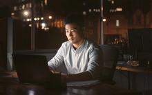 Thao túng tâm lý trắng trợn: Công ty ép nhân viên làm thêm 160 giờ/tháng, không một xu lương tăng ca