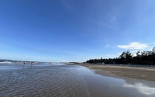 Ngoài Sầm Sơn, Thanh Hóa còn có bãi biển cách đó chỉ 40km, du khách nhận xét: Vắng, sạch hơn nhiều nơi!