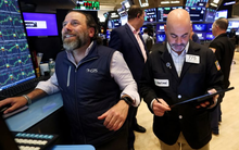 Chứng khoán Mỹ tăng dựng đứng, Dow Jones nhảy vọt 900 điểm, xác suất Fed cắt giảm lãi suất tháng tới trên 90% sau phát biểu của ông Powell