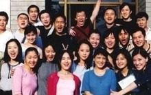 Xưa bị cười chê học dốt nhất lớp, nay họp lớp tôi bước xuống từ Lexus khiến cả bàn tiệc im bặt