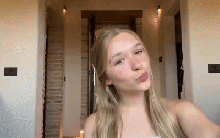 8s tiểu thư Harper diện áo cúp ngực ngồi make-up khiến fan nhận ra út cưng nhà Beckham đã thành thiếu nữ thật rồi!