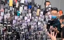 Cảnh sát bao vây căn nhà có 20.000 chiếc điện thoại phát sáng hoạt động 24/7, bí mật về kho hàng lạ và 17 tỷ đồng bị phát hiện