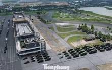 Hình ảnh xe tăng, xe chở tên lửa tại trường đua F1 chờ tham gia tổng hợp luyện