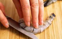 Cách dễ nhất để rút chỉ đen ở lưng tôm - Chuyên gia ẩm thực đảm bảo thành công mỹ mãn