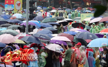 Chủ nhật lạ nhất ở Hà Nội: Cắm trại suốt 12 tiếng ngay giữa phố, "thảm" ô khổng lồ xuất hiện