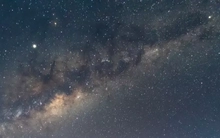 Lắp đặt pin mặt trời ngoài vũ trụ?