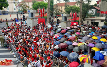 2 bức ảnh “hệ thống phòng thủ cực mạnh” chạy bằng cơm trên đường phố Hà Nội ngày hợp luyện