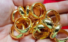 Rút sổ tiết kiệm 500 triệu đồng để mua vàng khi giá 85 triệu/lượng, người đàn ông thừa nhận: "Tôi đu đỉnh thành công nhưng luôn sống trong bất an"