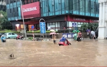 Hà Nội mưa cả đêm, khắp nơi ngập sâu, giao thông tắc cứng