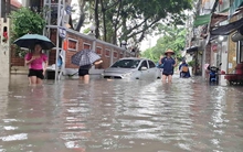 Chủ ô tô cần làm gì khi xe chết máy giữa mưa lũ hoặc rơi vào vùng ngập nước?