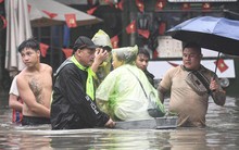 Khu biệt thự 'nhà giàu' ngập gần 1 m, dân chèo thuyền đi lại trên phố