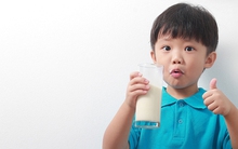 Nhiều cha mẹ Việt bị mơ hồ khi dùng thực phẩm bổ sung dạng sữa cho con: Cần lưu ý gì khi sử dụng?