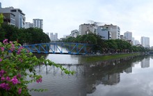 Cảnh tượng lạ trên sông Tô Lịch sau trận mưa như trút ở Hà Nội, nhiều người kinh ngạc thốt lên: "Đây là lần đầu tiên tôi thấy"