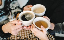 Uống trà hay cà phê tốt hơn? Tiến sĩ Harvard có câu trả lời cho thắc mắc của nhiều người lâu nay