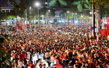 Cảnh tượng chưa từng có ở 10 vị trí đẹp bậc nhất, chật kín người xem diễu binh, diễu hành