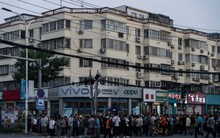 Buồn cho những người bị bỏ lại phía sau tại nền kinh tế lớn thứ 2 thế giới: Mất việc vì “quá tuổi”, lên thủ đô tìm việc từ tờ mờ sáng, “việc ít, người đông”, tiền công lại bị môi giới cắt xén