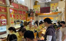 Người dân chen chân 'vét' sạch vàng giữa 'cơn bão' giá