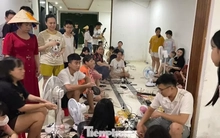 Chật kín người ngồi chờ sạc điện thoại ở trung tâm thương mại, chung cư