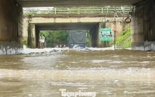 'Phong toả' nhiều hầm chui đại lộ Thăng Long vì ngập sâu