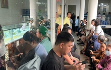 Tiệm vàng ở TP.HCM kín khách ngày giá lên 128 triệu đồng/lượng