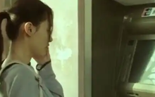 Vừa nạp 800 triệu đồng vào thẻ ngân hàng, khi thanh toán bữa tối cô gái sững sờ khi nhân viên thông báo: "Tài khoản không đủ số dư"