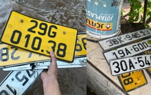 Nhiều người Hà Nội nháo nhác tìm biển số xe bị 'rụng' trên đường ngày mưa ngập