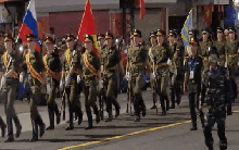 Quân nhân Nga tập diễu binh giữa tiếng reo hò cổ vũ