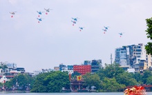 Mãn nhãn: Trực thăng kéo cờ, tiêm kích xé gió bay lượn trên bầu trời Hà Nội, người dân thích thú hò reo theo những tiếng vang rền