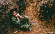 Rùng mình trước cảnh phim sốc nhất Mưa Đỏ: Nam diễn viên ăn rắn thật 100%, biết số lượng là sợ tới già