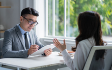 Được hỏi “làm thế nào nếu cuộc họp có 6 lãnh đạo nhưng chỉ có 4 cái ghế”, người thường bối rối, người EQ cao ghi điểm trong mắt nhà tuyển dụng bằng câu này