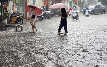 Khẩn: 3 tiếng nữa, hàng loạt khu vực Hà Nội sẽ mưa dông, người dân xếp hàng chờ diễu binh đề phòng lốc, gió giật mạnh