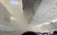 Hành khách giận dữ tố hãng hàng không 'để điều hòa lạnh như tủ đá để bán chăn'