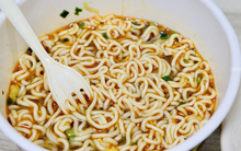 Bé gái 15 tuổi "dạ dày cứng như đá" vì ăn mì tôm mỗi ngày