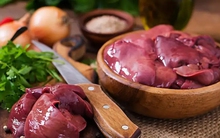 Gan lợn mua về đừng rửa ngay với nước, làm cách này sẽ khử mùi hôi, sạch độc tố