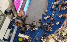 Người đàn ông nằm bất động tại tầng 1 trung tâm thương mại ở Long Biên, sau cú rơi từ tầng cao