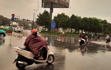 TP HCM nơi sấm chớp rì rầm, nơi mưa to gây ngập