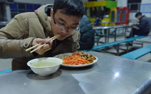 Đi họp lớp, người lái BMW, Mercedes được xếp ngồi riêng, tôi ngồi cùng nhóm còn lại: Về đến nhà, nhận được tin nhắn cả đời không thể quên