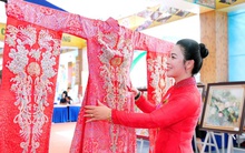 NTK Cao Thu Vân mang áo dài thêu tay đến Triển lãm 80 năm thành tựu đất nước
