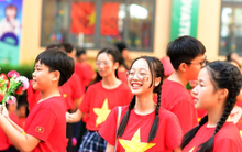 Sắc cờ hoa rực rỡ khắp sân trường, lớp học mừng đại lễ Quốc khánh 2/9