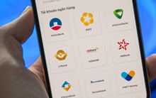 Người dân nhận 100.000 đồng quà Tết Độc lập còn được ngân hàng tặng tiền, vàng