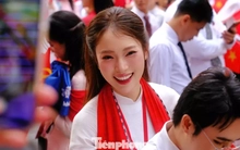 Người dân ôm chầm Hoàng Thùy Linh, Đen Vâu và các nghệ sĩ