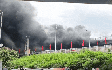 Cháy ngùn ngụt, khói cuồn cuộn bốc cao dưới gầm cầu Vĩnh Tuy sau tiến nổ lớn