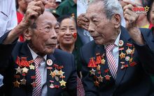 Hình ảnh người cựu binh chiến dịch Điện Biên 99 tuổi tại lễ tổng duyệt A80 được chia sẻ nhiều nhất trên MXH lúc này